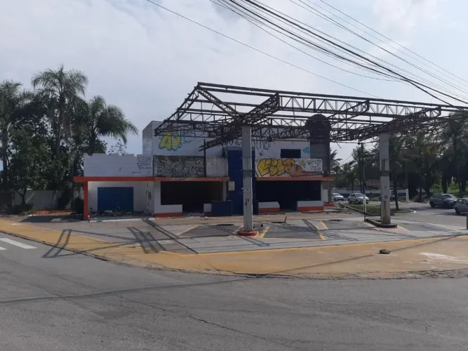 POSTO DE COMBUSTÍVEL NA AV ADEMAR DE BARROS COM AV. SANTOS DUMONT - GUARUJÁ
