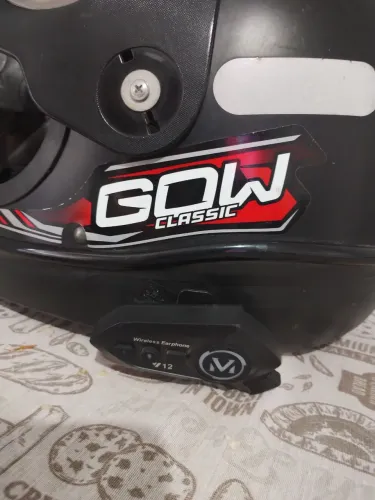 1 capacete Gow com fone de ouvido e 1 capacete San Marino semi.novo