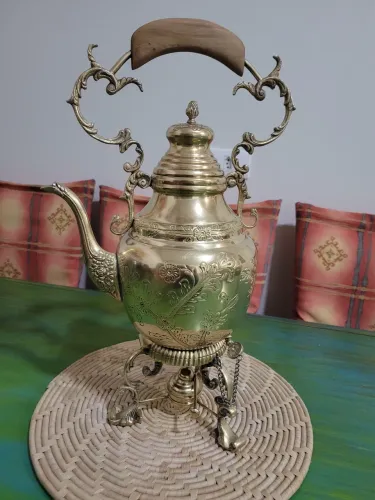 grande samovar em bronze .