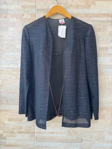 Casaco feminino preto com brilho, tamanho M.