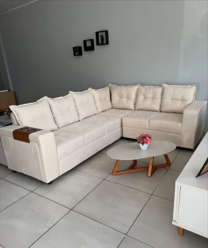 Sofá super confortável, ideal para sala de estar, apartamento, casa ou escritório.