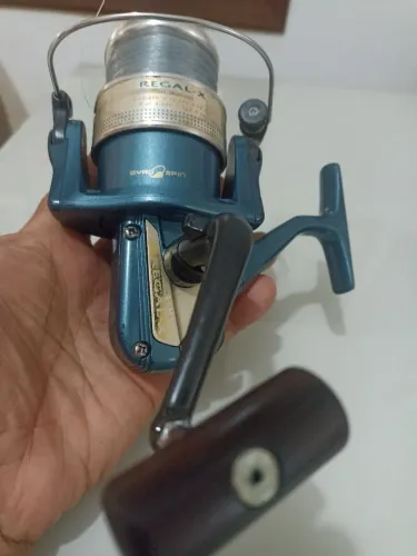 Molinete de pesca Daiwa Regal X 4000T