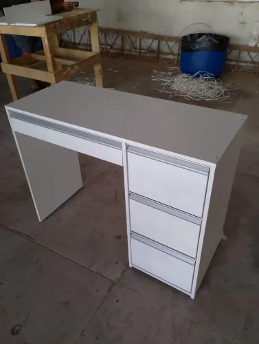 Mesa com gavetas