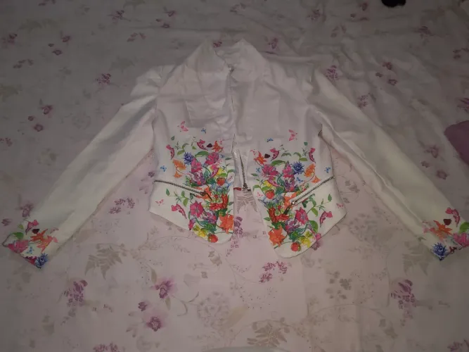 Casaco branco com estampa floral
