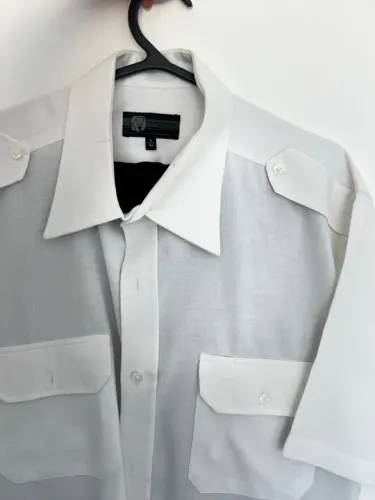 Uniforme de piloto: camisa branca e calça social preta