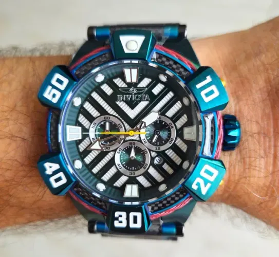 Relógio Invicta 46349 Verde metálico com detalhe Tribal zerado