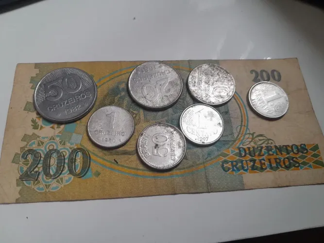 Cédula e moedas antigas para colecionador