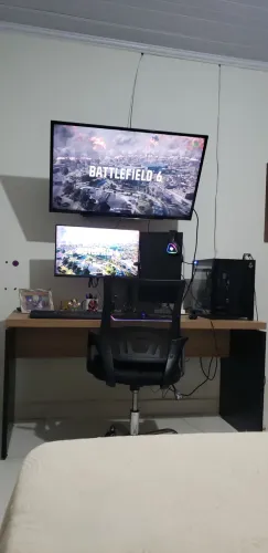 PC gamer com 2 monitores e uma TV de 40 polegadas