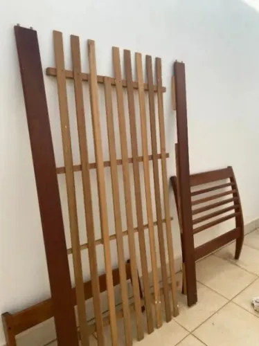 Cama de Solteiro em Madeira Maciça