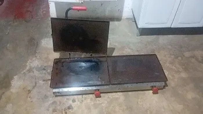 Chapa de hambúrguer toda boa só dá uma limpada pegando perfeita a gás