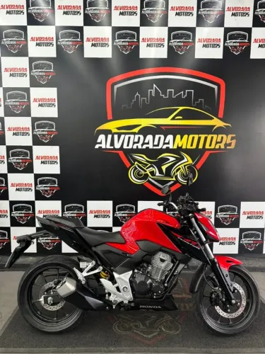 cb 300 twister 2024 10.000 km. Emplacada e à pronta entrega