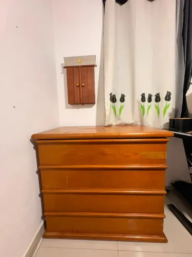 Cômoda 4 Gavetas + Mesa de Cabeceira - Madeira Maciça - Ótimo Estado
