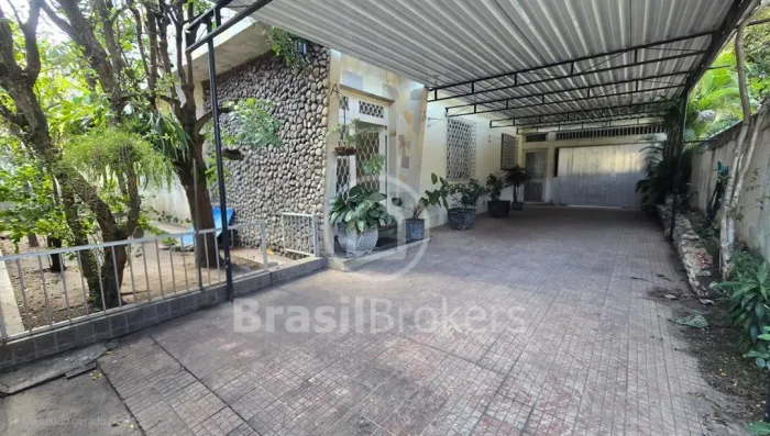 CASA COM 5 QUARTOS (2 SUÍTES) ACADEMIA, PISCINA COM 360m² NO MONERÓ - RJ