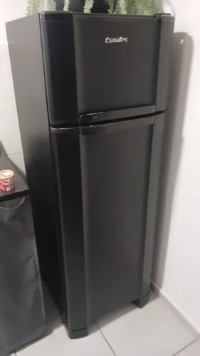Geladeira Esmaltec Duplex (110V) - Envelopada em Preto Fosco. PARA SER RETIRADA! SEM FRETE