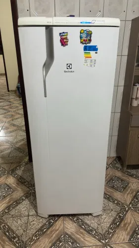 Geladeira Electrolux ( congelador só está resfriando ) .