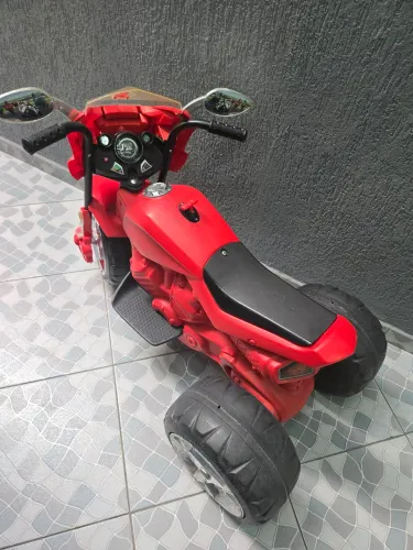 Triciclo elétrico infantil