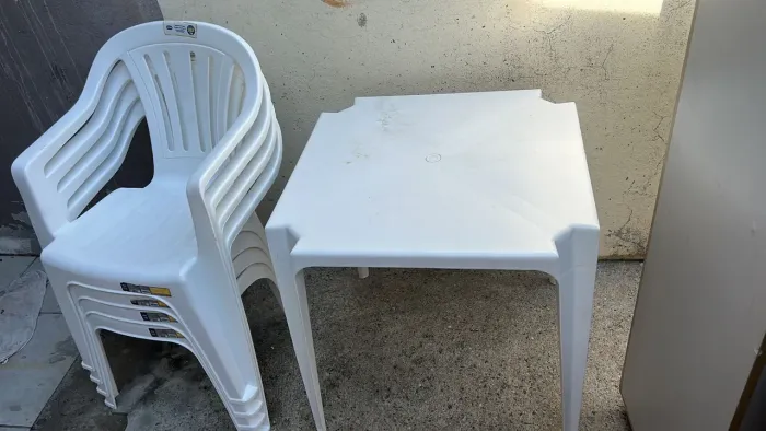 Mesa e cadeiras