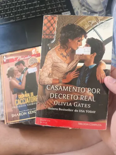Vários livros antigos de romance