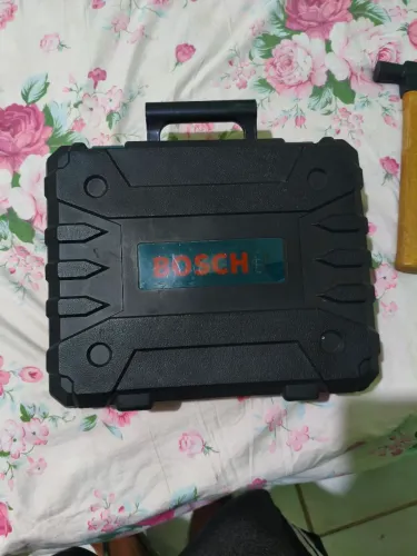 Furadeira bosch original com regulagem de velocidade, maleta e kit de brocas.