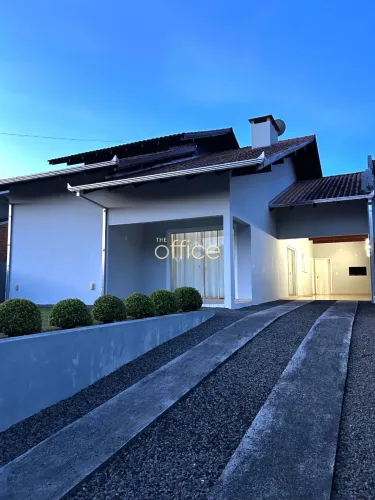 Casa à venda em Campo Alegre-SC, bairro Cascatas: 4 quartos, 2 suítes, 2 salas, 2 banheiro