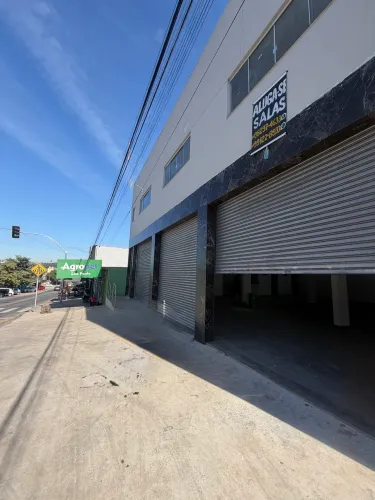 ALUGA-SE SALA COMERCIAL