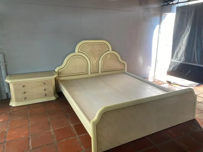 Cama de casal com criado mudo
