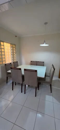 Mesa com 8 cadeiras