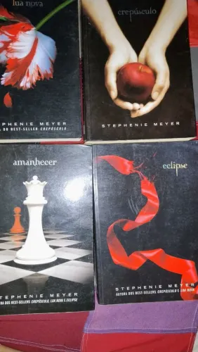Coleção crepúsculo seminova 140 ,whats *