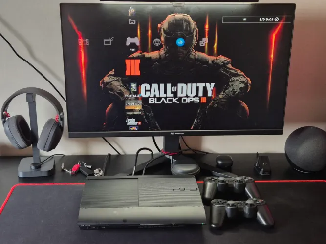 PS3 Super Slim Desbloqueado + 500GB + 2 Controles