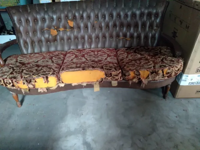 Sofá Luís XV, 3 lugares, Anos 50, ótima estrutura, só precisa refazer a forração.