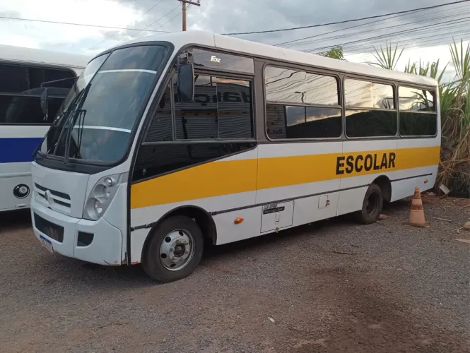 Micro-ônibus com carroceria Induscar Foz Mercedes-Benz LO 915