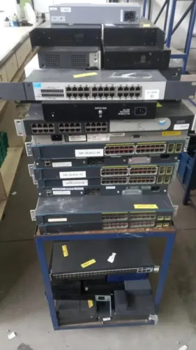 Lote com 42 switches e equipamentos de rede