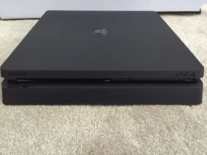 PS4 slim 9 jogos e dois controles