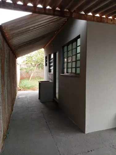 Casa com 2 Quarto(s) e 1 banheiro(s) para Alugar, 54 m² por R$ 900 / Mês