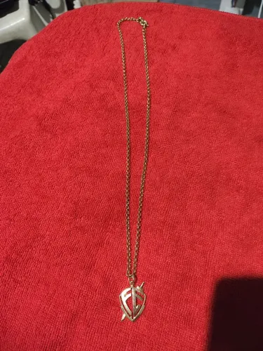 Colar de corrente com pingente de escudo de fé folheado a ouro 18k