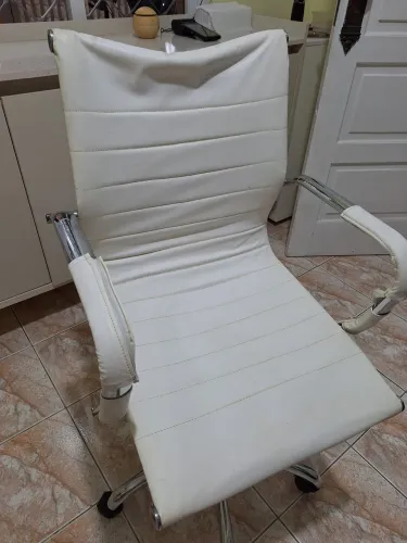 Cadeira hidraulica couro branca