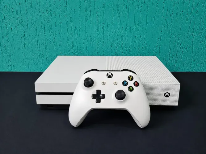 Xbox One S 500GB - 4K HDR · Console + Controle