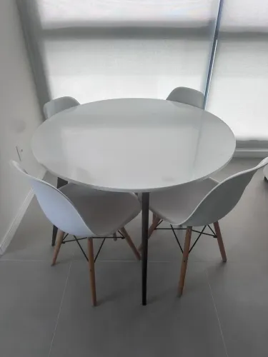 Mesa redonda mais 4 cadeiras. 700 reais.