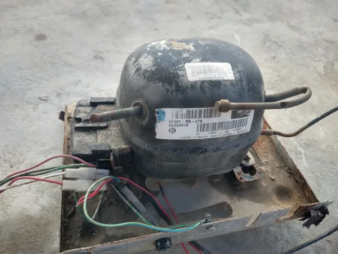 VENDO esse motor de geladeira não sei se está funcionando 