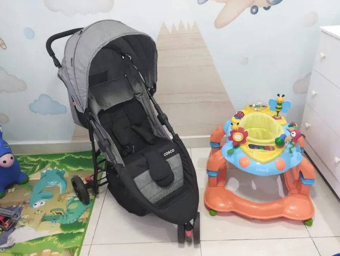 Carrinho de bebê + andador ambos pouquíssimo usado
