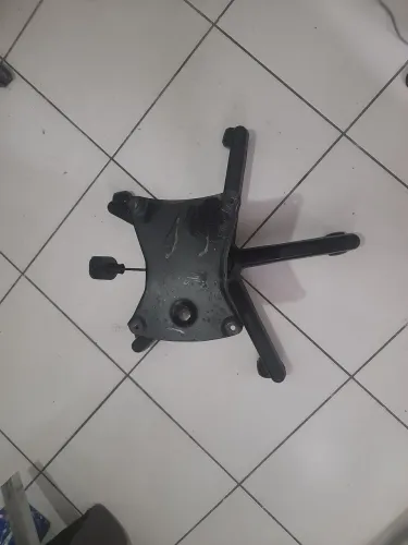 Base de cadeira giratória com pistão