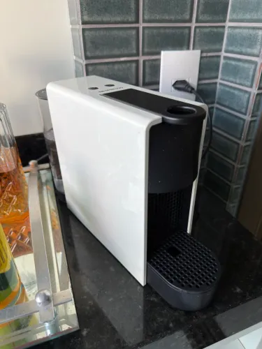 Cafeteira Espresso Nespresso Essenza Mini Branca/Preta 220V
