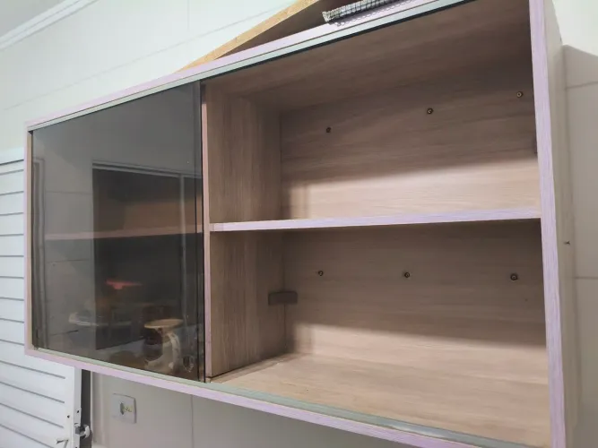 ? Armário/Vitrine com Portas de Vidro / Aberto a propostas