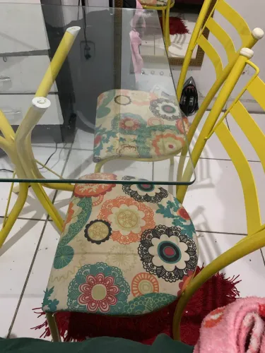 Mesa de vidro e aspirador de pó