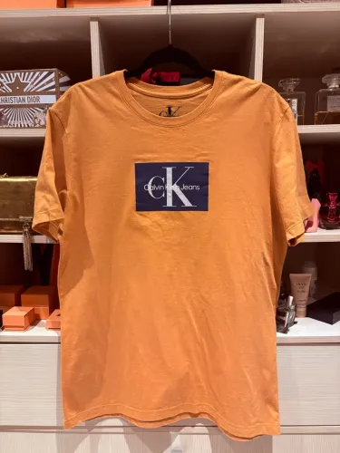 Camisa Calvin Klein mostarda tamanho M