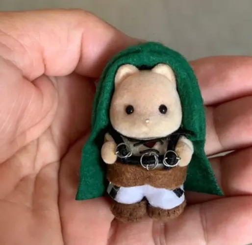 Roupinha Attack on Titan Sylvanian Families 