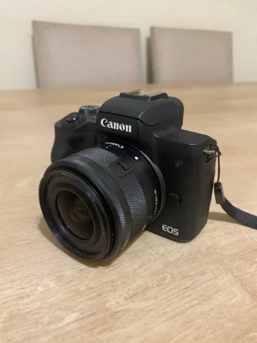 Câmera Canon EOS M50 e lente 15-45 mm - kit completo com baterias, cartão, flash e mochila