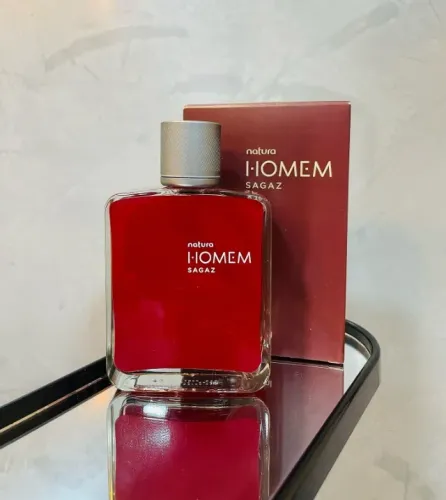 Natura Homem Sagaz é uma combinação caracterizada por suas notas licorosas e madeiras quen