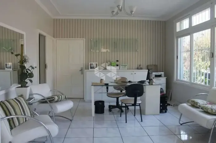 Casa térrea 3 dormitórios, suíte, piscina e espaço versátil, no bairro Tristeza em Porto A