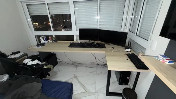 Mesa de escritório grande em MDF, formato L